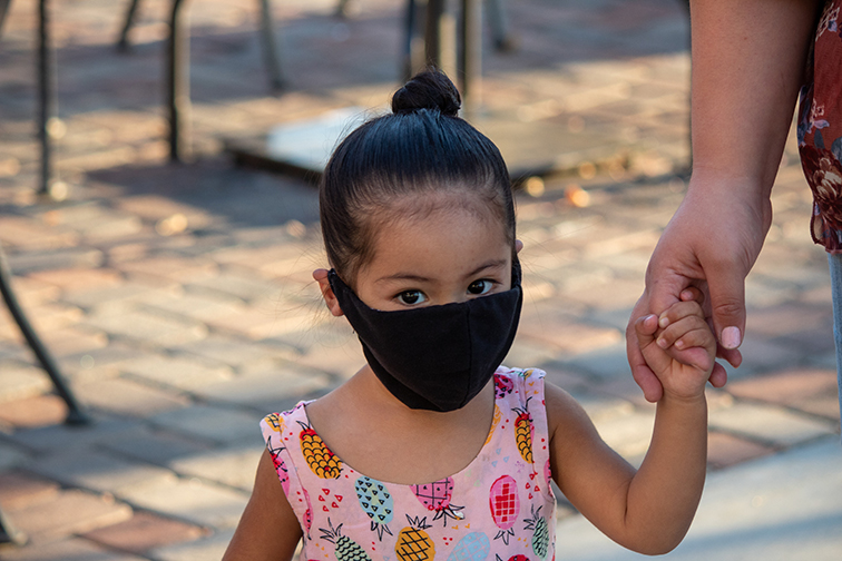 Asian child wearing a healthcare mask. Photo: Leo Fontes via Pixabay.